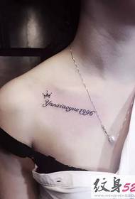 Tatuaggio semplice lettera alla clavicola