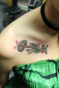 clavicule de la fille très populaire tatouage clé