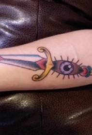 brazo de nenas pintados de elementos xeométricos liñas abstractas e imaxes de tatuaxe de puñal