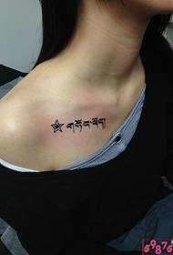 photo de tatouage Sanskrit étoile fille clavicule