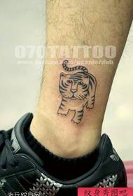 modeli i tatuazhit me tigër të vogël për këmbët e freskëta totem
