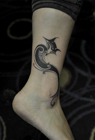 여자의 다리 손목 작고 귀여운 여우 문신 사진