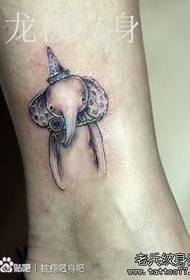 Іншы стыльны малюнак татуіроўкі слана на лодыжцы
