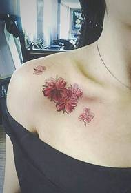 Modeli i bukur i tatuazheve të luleve nën klavikulën e perëndeshë
