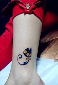 Mchoro wa Tatoo la Katuni ya Ankle