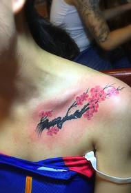 patrón de tatuaje de ciruela azul hermosa mujer clavícula