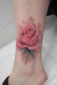 Красива татуювання троянди на щиколотці