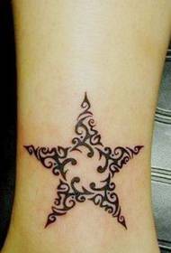 Bellissimo piccolo tatuaggio totem sulla caviglia