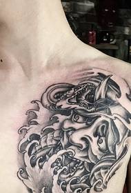 90 nach dem Schlüsselbein des Jungen am herrschsüchtigen kleinen Prajna-Tattoo-Muster