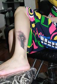 bellissimo tatuaggio con piume alla caviglia