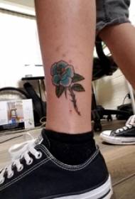 pieni tuorekasvien tatuointi urosurheilijan nilkkatatuointi kuvia värillisillä kukilla