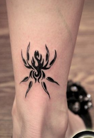 jó totem pók tetoválás képe a lábáról