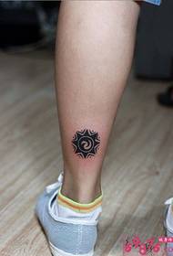 Kaki kreatif totem gambar kecil gambar tato