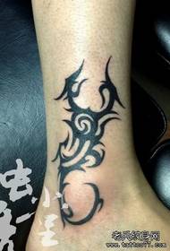 isang bukung-bukong sa pattern ng tattoo ng totem scorpion