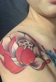 la bellissima immagine del tatuaggio del loto sotto la clavicola