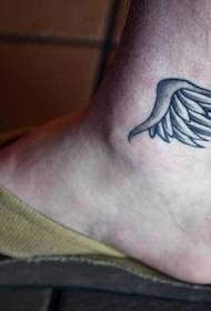 bellissimo tatuaggio ala piccola alla caviglia