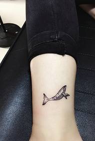 isang mini dolphin tattoo sa hubad na mga paa