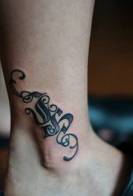 Svaigi un skaisti potīšu angļu tetovējumi