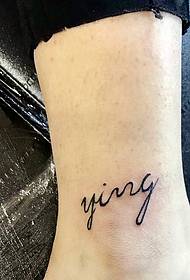 Semplice modello di tatuaggio inglese a piedi nudi