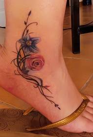 pēdas skaists skaists rožu tetovējums
