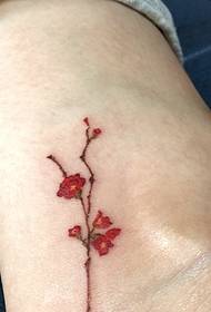 bosih nogu kod male svježe tetovaže od šljive vrlo je lijepa