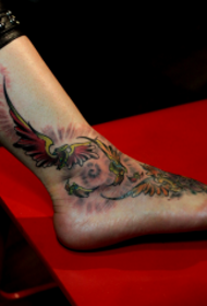 Caviglia con disegno del tatuaggio alato
