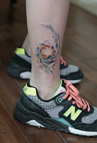 Dipinto bellissimo modello di tatuaggio contorto fresco