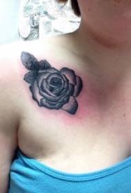 Ewopeyen an tatoo leve ti fi anba klavikul la Ewòp ak Etazini wouj foto tatou yo