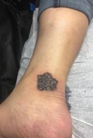 flickor vrister på svarta prickar enkla linjer plantera blommor tatuering bilder