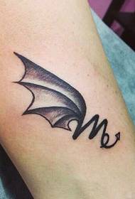 kotník na ďáblových křídlech a tetování ocasu