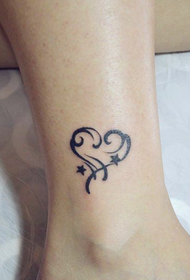 këmba e gruas është e vogël Fotografia e tatuazhit të dashurisë së hollë të hollë