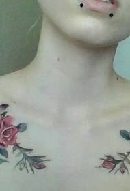 laba tattoos tufaax isku mid ah oo ku wareegsan furka