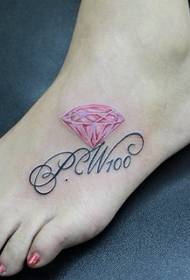 Bellissimo tatuaggio con diamanti sul collo del piede della ragazza