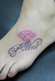 Hermoso tatuaje de diamantes en el empeine de la niña