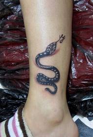 Индивидуална татуировка на змия на глезена