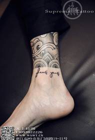 tatuaggio del testo alla caviglia