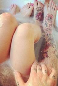 tatuaggio di coppia piedi colore rosa vite amore