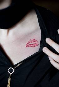 červená pera tlač tetovanie vzor v kľúčnej kosti