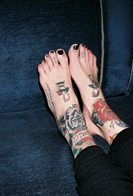 gut aussehende Rose Tattoo am weiblichen Knöchel