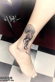 tetování medúzy na kotníku