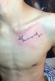 clavicle d'omu chjucu mudellu di tatuaggi inglesi freschi