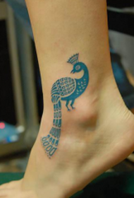sladak plavi paunov uzorak tetovaže na gležnju