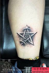 Modello di tatuaggio stella a cinque punte incrinato alla caviglia