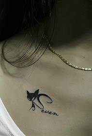 seksikäs tyttö pieni musta kissa clavicle tatuointi viaton söpö