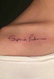 kleines klares einfaches englisches Tattoo unter dem Schlüsselbein des Mädchens