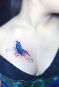 Mini simpatico tatuaggio a farfalla sotto la clavicola