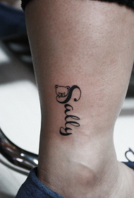 tetovaža slova na gležnju
