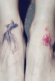 nudo Piccoli fiori freschi sui piedi e piccoli tatuaggi di pesci