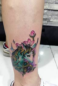 красивий візерунок татуювання поні поза босими ногами