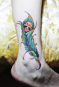 Perje gležnja umotano u tetovažu lobanje